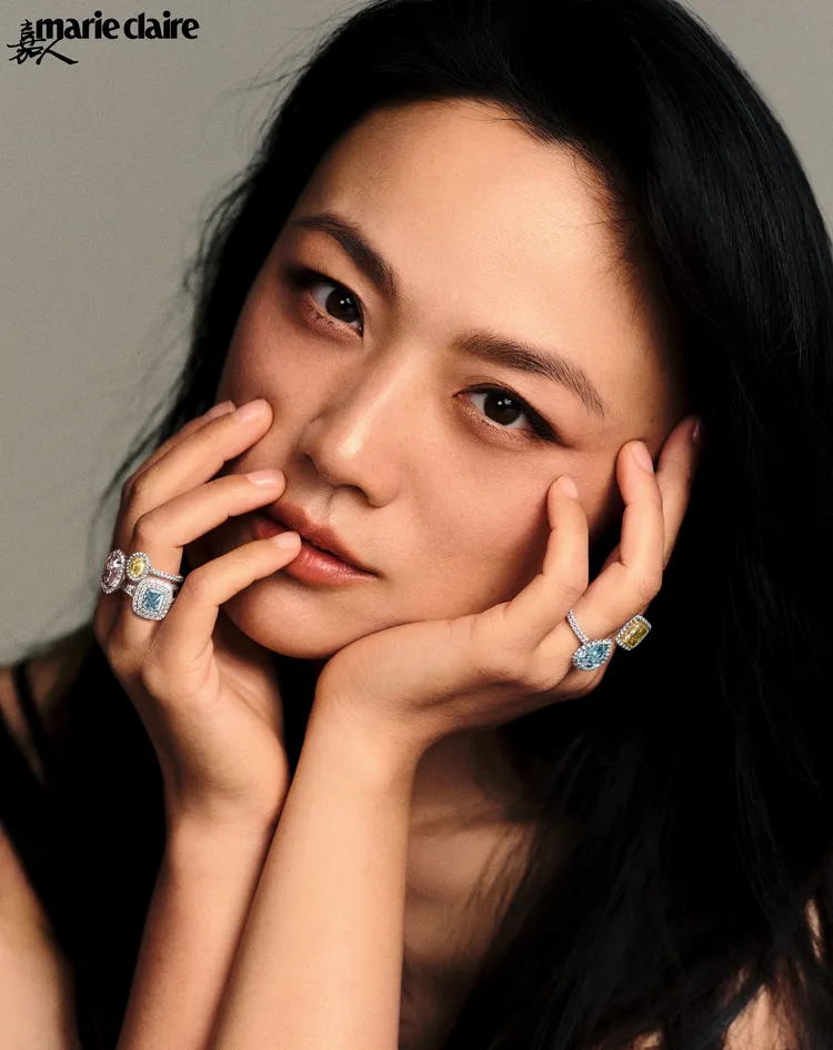 湯唯配戴De Beers珠寶拍攝雜誌。翻攝《嘉人 Marie Claire》
