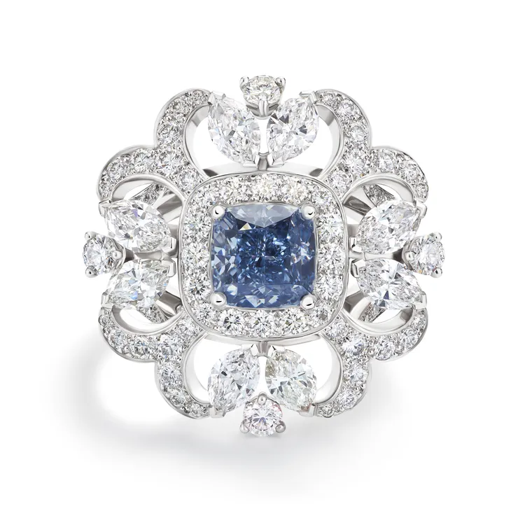De Beers Ellesmere Treasure 高級珠寶枕形切割藍鑽戒指。品牌提供