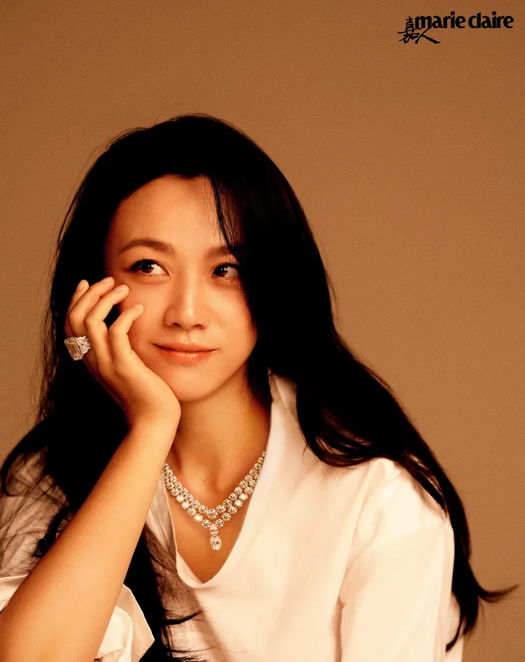 湯唯配戴De Beers珠寶拍攝雜誌。翻攝《嘉人 Marie Claire》