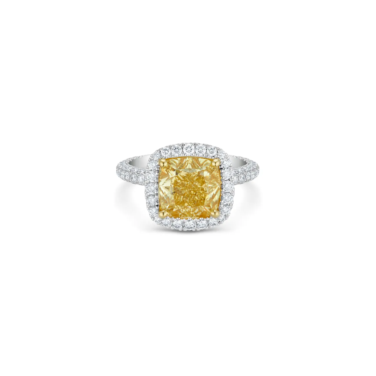 De Beers Aura 高级珠宝枕形切割黄钻戒指。品牌提供