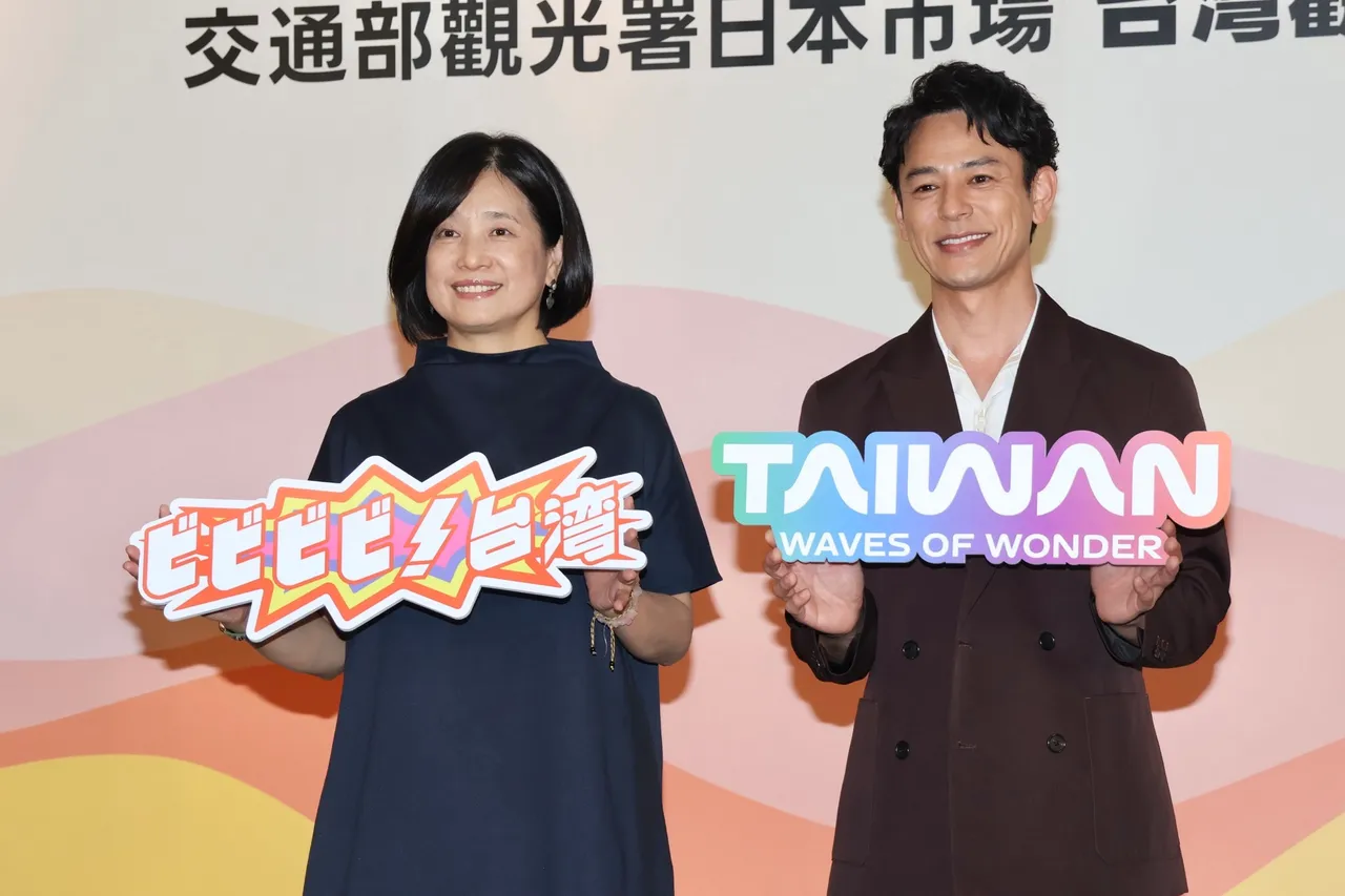 觀光署長陳玉秀(左)、台灣觀光日本市場代言人妻夫木聰。莊宗達攝