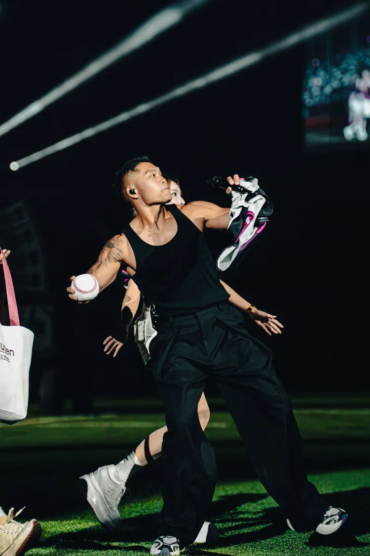 李玖哲昨開唱，炒熱現場氣氛。音岄提供