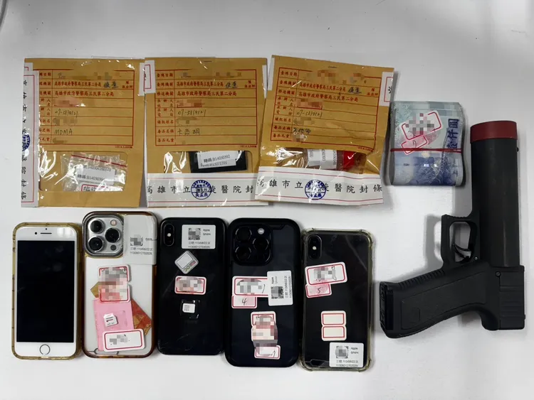 警方查扣毒品、手機、辣椒槍及汽車等贓證物。翻攝畫面