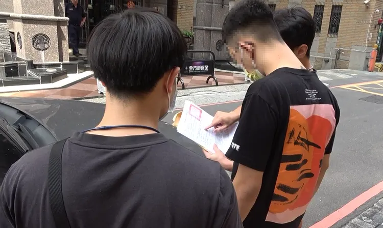 警方利用交付贓款時，逮捕把風的共犯，即時救出兩名車手。翻攝畫面