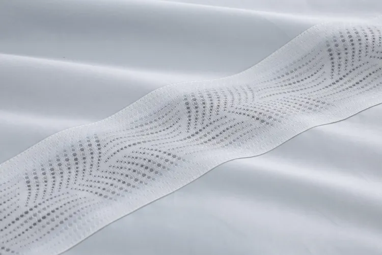 Charisma 義大利進口600織100%埃及長纖細棉色織緹花四件式床包組晨露輕揚，雙人原價3萬7250元，特價2萬9800元。業者提供