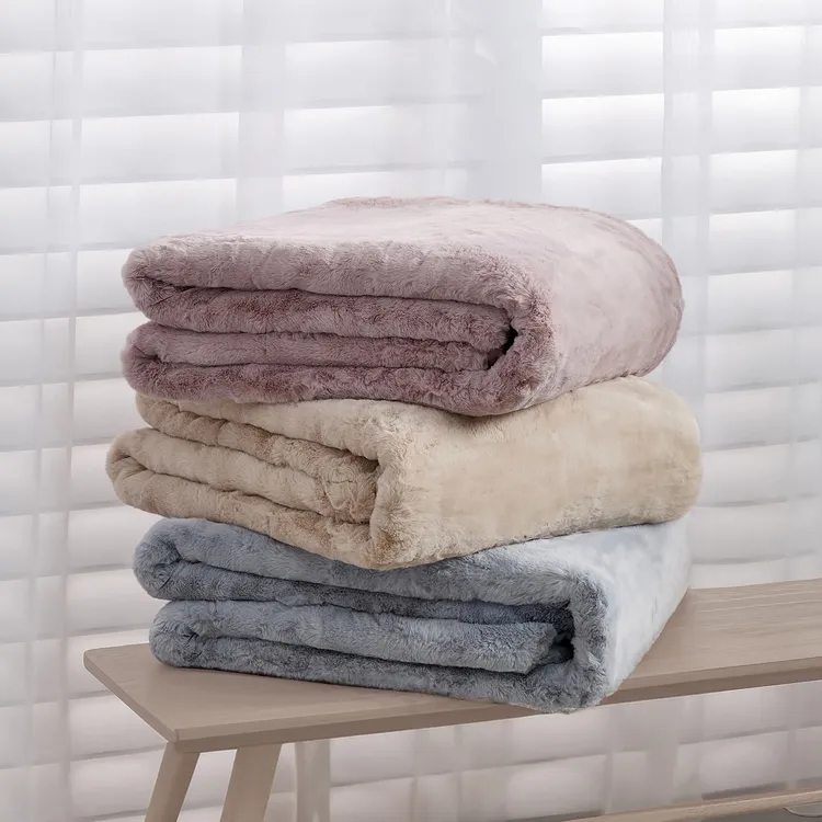 東妮寢飾雙人雲絨保暖毯，共3色，原價4980元/件，每日一物限搶價2500元/件 (活動時間依各百貨公告為主) 。業者提供