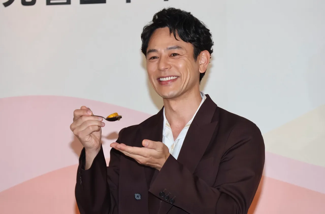 妻夫木聪品尝剉冰。庄宗达摄