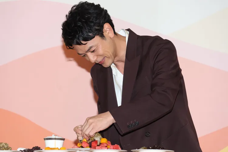 妻夫木聰動手做剉冰，迫不及待想吃。莊宗達攝