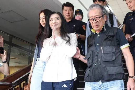 應曉薇免再抓蟑螂!關押近1年交保 淺淺一笑「雙手合十」現身