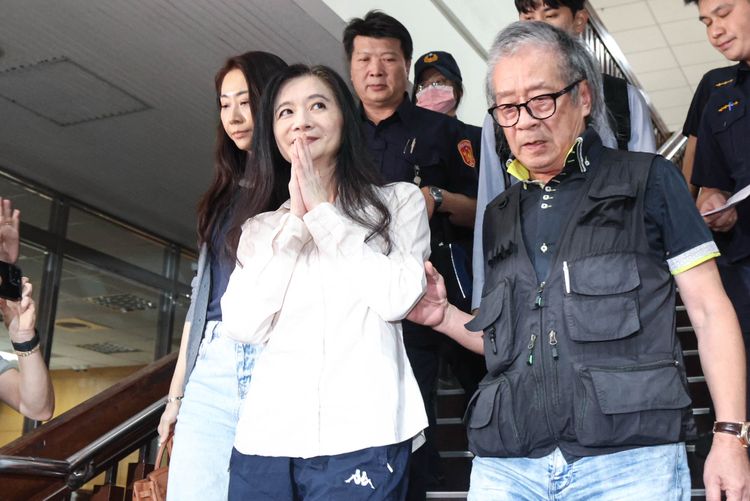 應曉薇免再抓蟑螂！關押近1年交保　淺淺一笑「雙手合十」現身