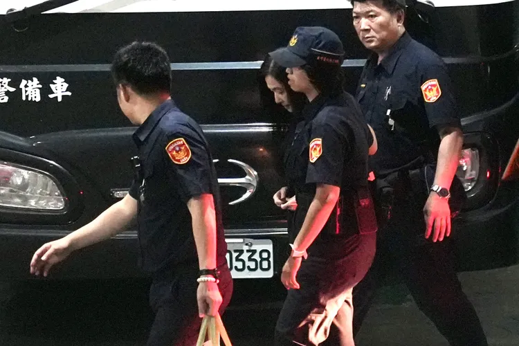 應曉薇傍晚搭乘囚車抵達法院，裝設科技監控設備。彭欣偉攝