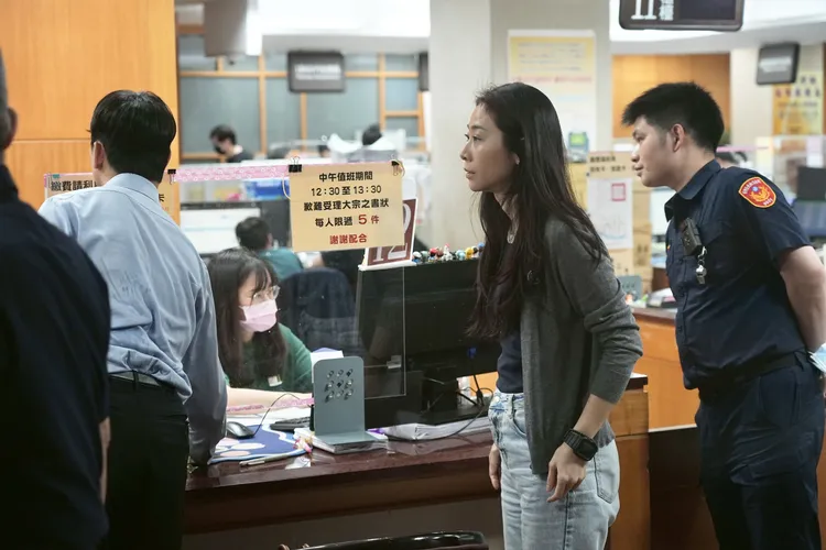 應曉薇的2名委任律師吳佳蓉（右2，長髮女子）、謝祐綸（左2，著藍色襯衫者）稍早現身北院辦保。彭欣偉攝