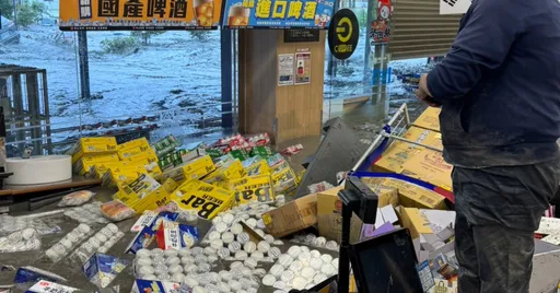 馬太鞍溪溢流水灌光復全聯 2員工用木板死命擋水