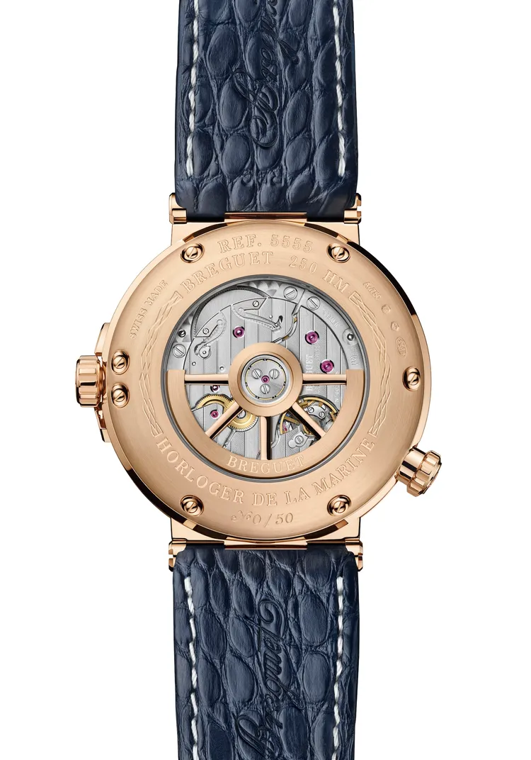 寶璣Marine Hora Mundi 5555腕錶，43.9mm，18K寶璣金錶殼，18K金漸變機刻雕花與半透明藍寶石水晶玻璃錶盤，海軍藍色大鱗紋鱷魚皮錶帶，77F1型自動上鍊機芯，動力儲存55小時，防水深度100米，限量50只。品牌提供