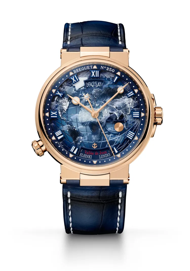 寶璣Marine Hora Mundi 5555腕錶，43.9mm，18K寶璣金錶殼，18K金漸變機刻雕花與半透明藍寶石水晶玻璃錶盤，海軍藍色大鱗紋鱷魚皮錶帶，77F1型自動上鍊機芯，動力儲存55小時，防水深度100米，限量50只。品牌提供