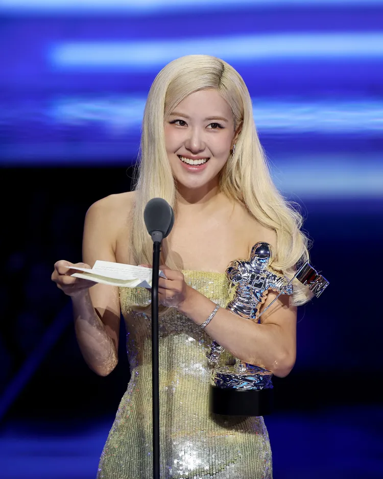 ROSÉ與火星人布魯諾合唱的《APT.》奪年度歌曲，成為韓星第一人。翻攝MTV X