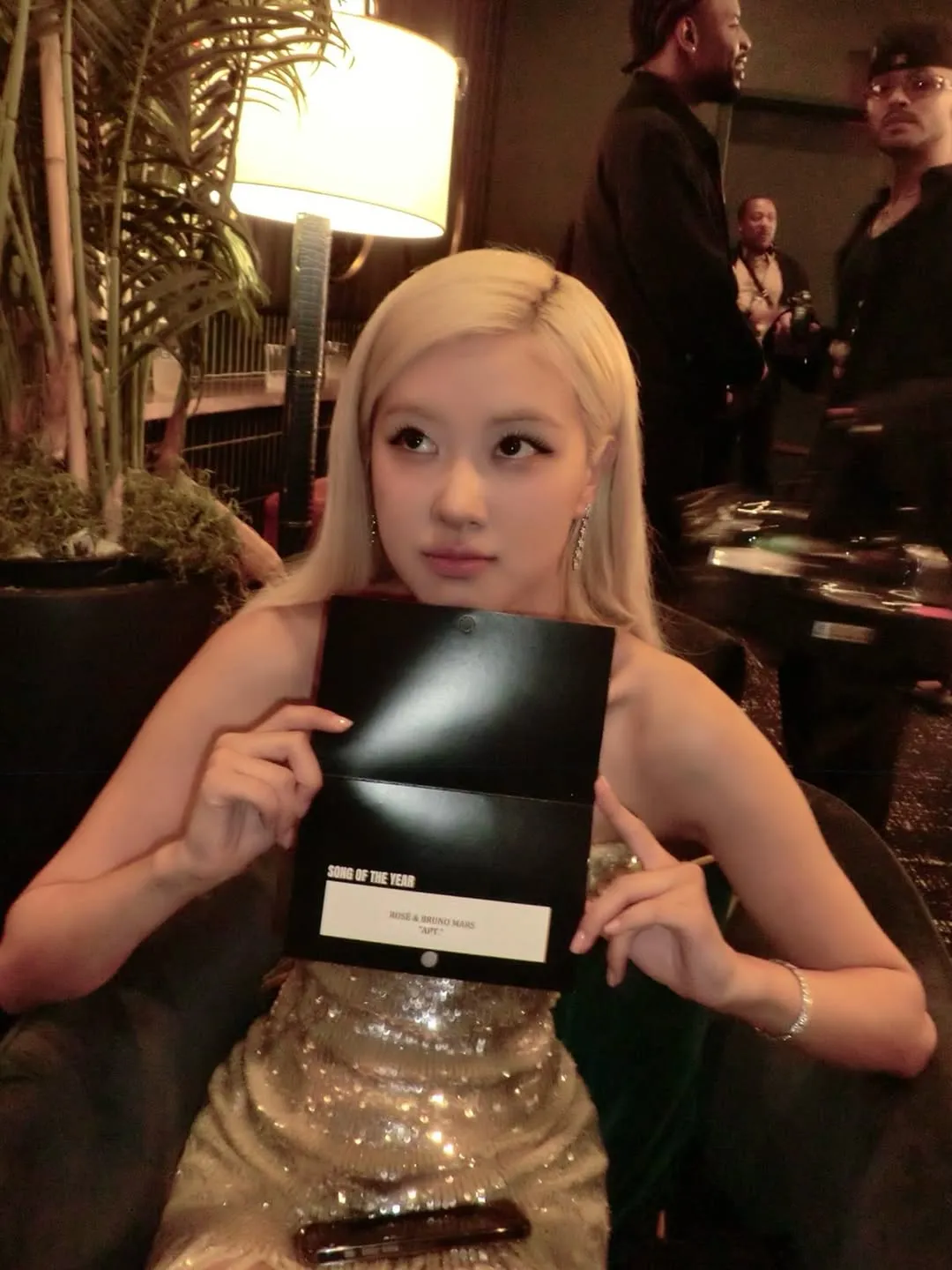 ROSÉ随后也在个人IG上发出自己与得奖信封的合照。翻摄ROSÉ IG