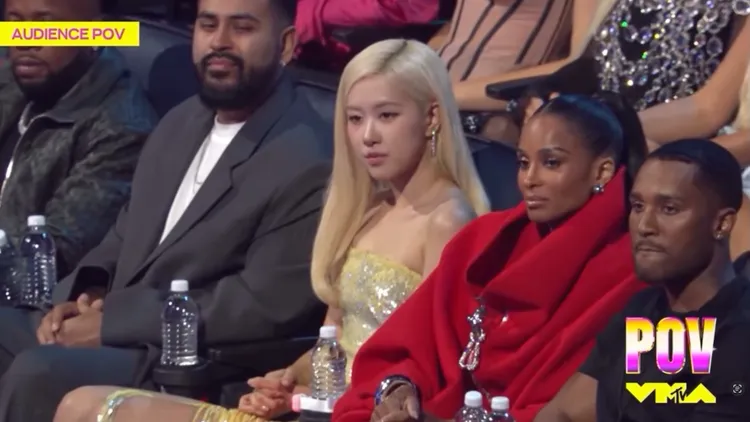 坐在台下的ROSÉ看似鎮定，仔細一看呼吸略顯急促。翻攝網路