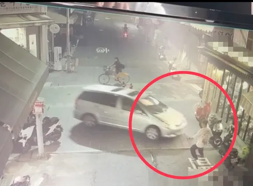「阿伯出事啦!」7旬男开车突暴冲 台南拉面店顾客惊魂