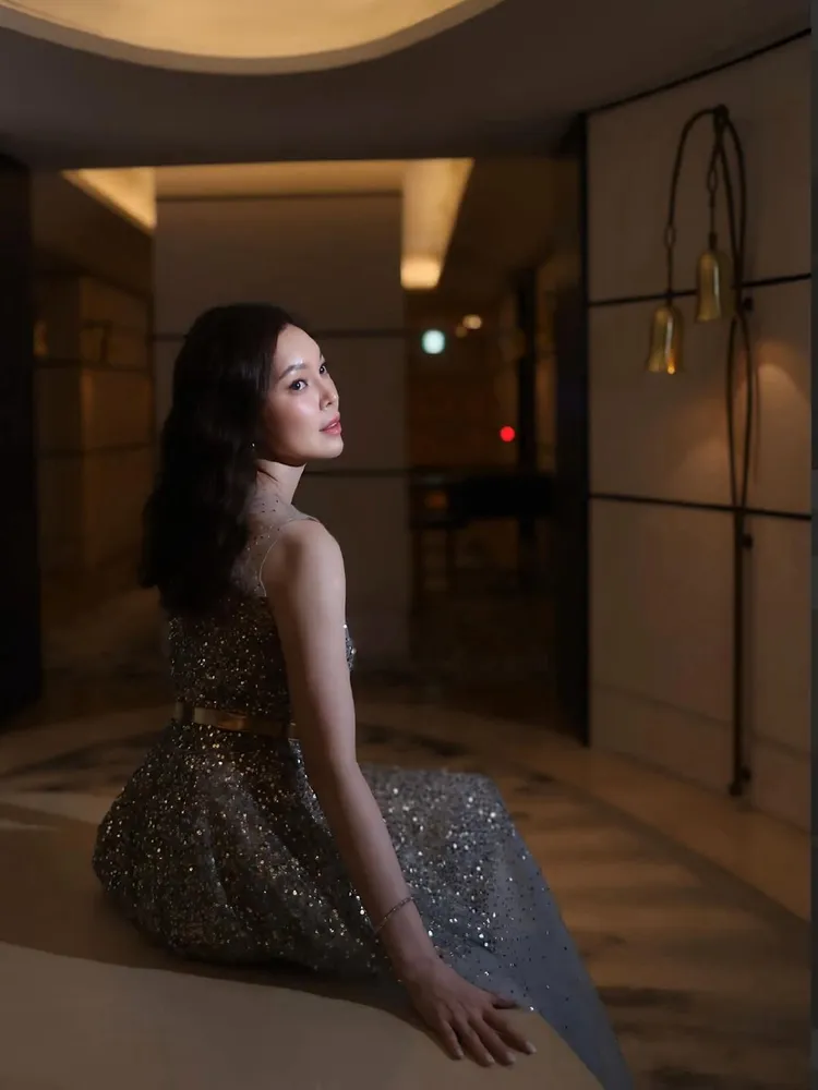 曾馨瑩換上銀灰色亮片禮服化身優雅月光仙子。翻攝曾馨瑩IG