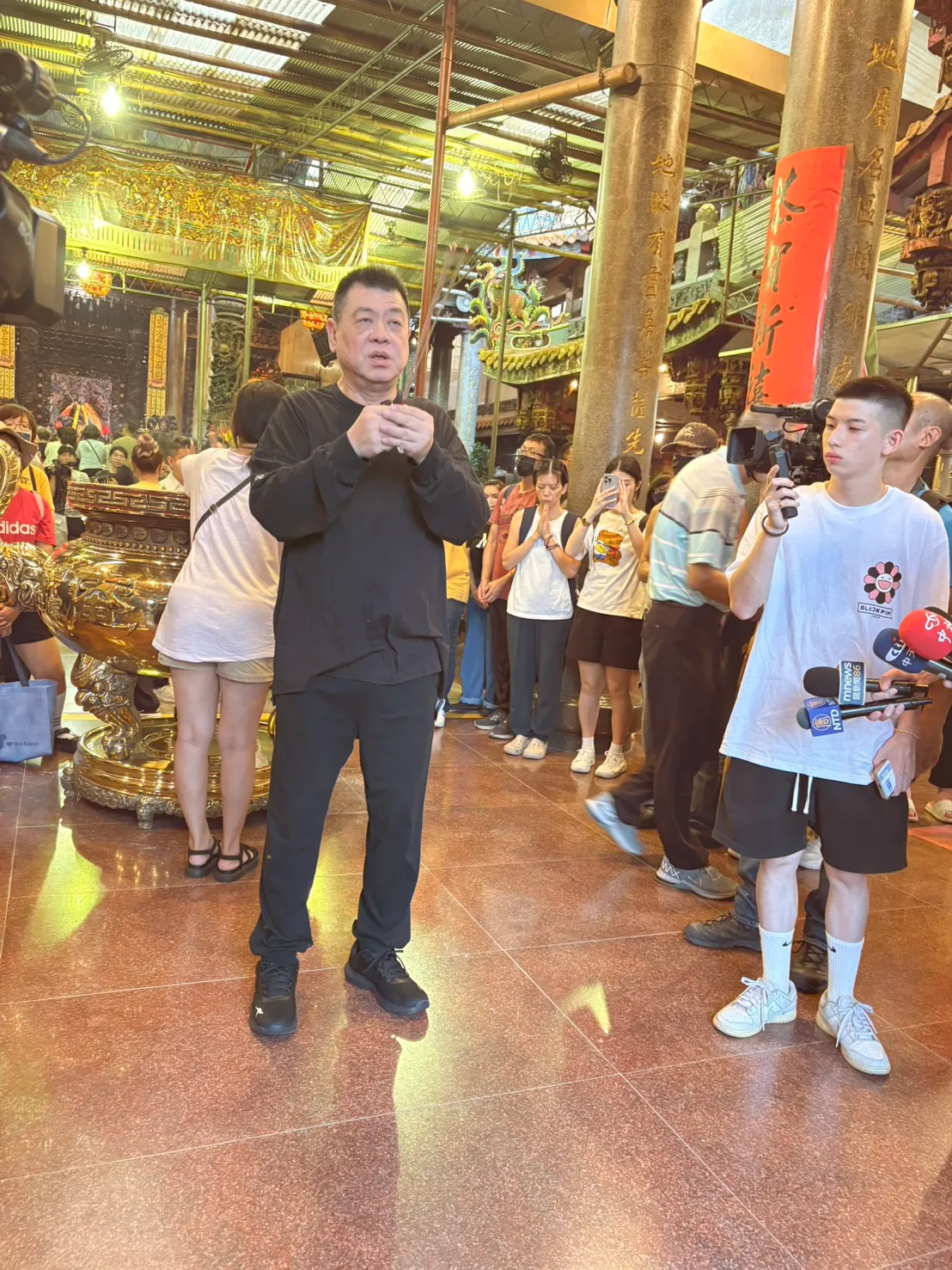 孙德荣拜拜为于朦胧伸冤。王思颖摄