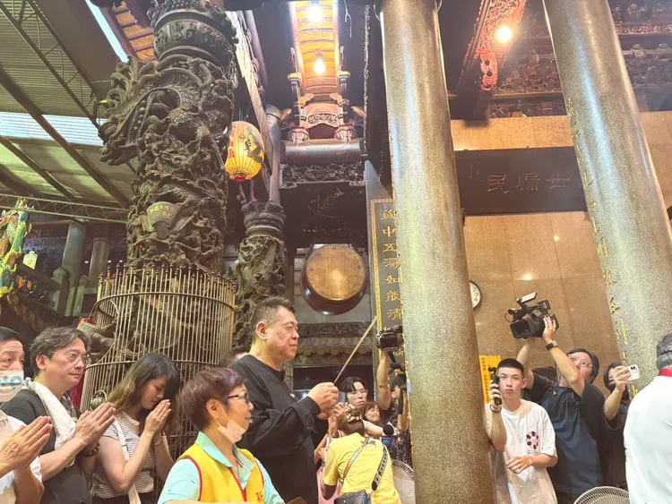 孫德榮虔誠拜拜。王思穎攝