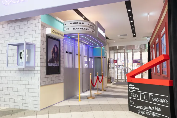Jisoo快閃店幾乎複製《AMORTAGE》前導片的售票亭。寬寬整合行銷提供