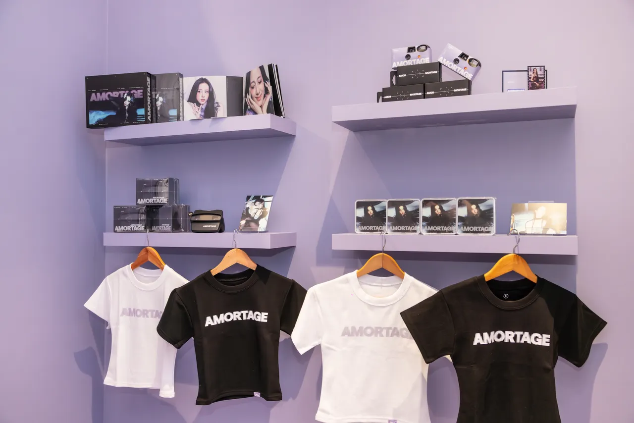 Jisoo快闪店有衣服、钥匙圈、胶卷相机等多种台湾首卖周边商品。宽宽整合行销提供