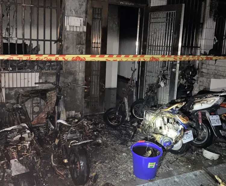 民宅騎樓停放的5部機車、微型電動車被燒毀，所幸屋內移工均無大礙。翻攝照片