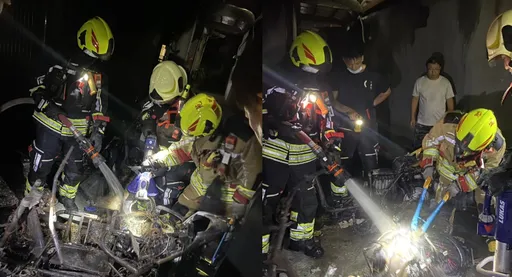 又是充電惹禍!苗栗民宅騎樓燒5車 警消拆鋰電池降溫滅火