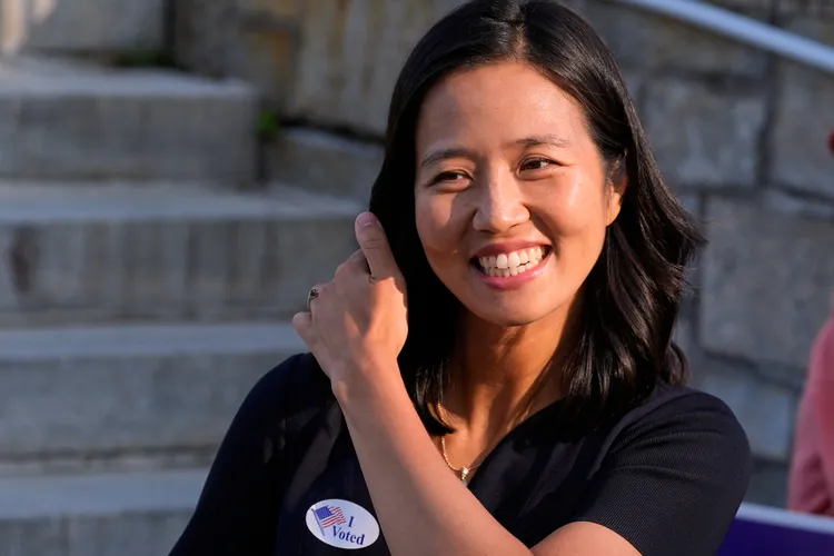 吳弭的父母親都來自台灣，她則出生於芝加哥。美聯社