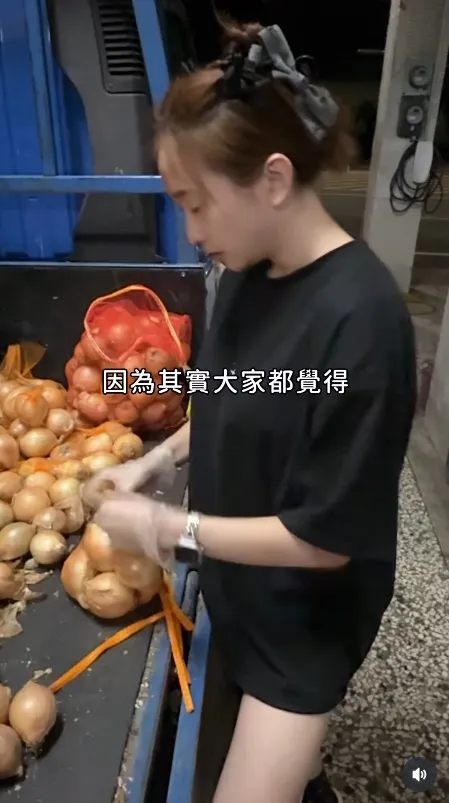 Una除了在市場擺攤賣童裝，還順便賣菜。翻攝Una IG