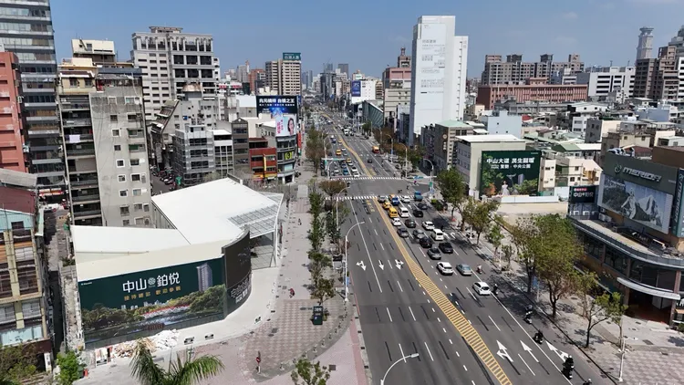 興富發「中山鉑悦」大賣，建案行銷主軸就是鄰近未來有高鐵駛入高雄車站，搭配購屋含裝潢家電優惠。葉家銘攝