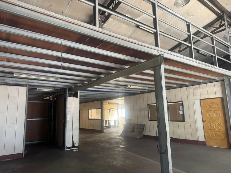 鐵皮工廠目前閒置中，電費卻暴增160倍。賴清美提供