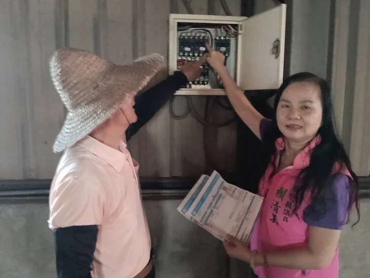 縣議員賴清美與屋主查看電表。賴清美提供