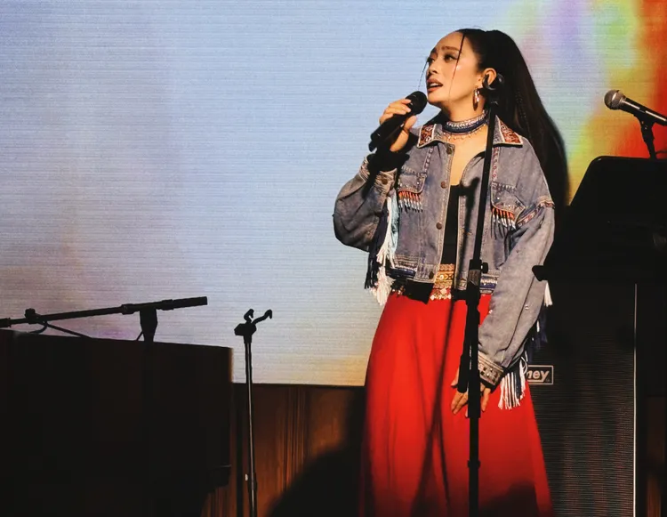 舞思愛獻唱阿美族古謠並為花蓮的鄉親祈禱。風潮音樂提供