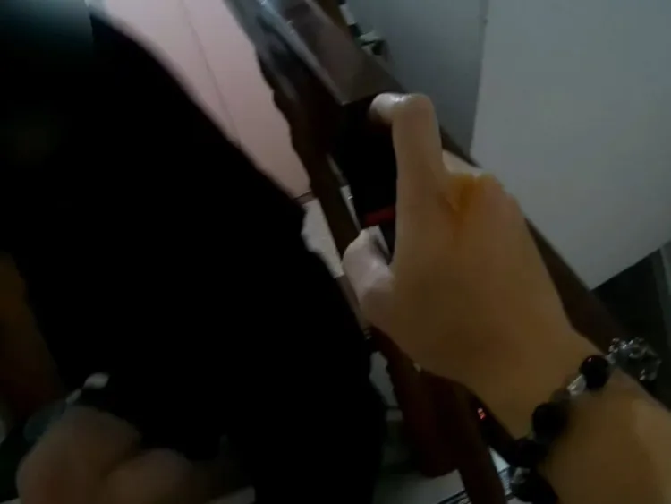 警員噴辣椒水。桃園警分局提供