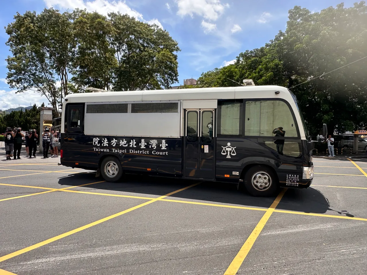 柯文哲坐上看守所囚车,往台北市地方法院方向准备交保。翻摄画面
