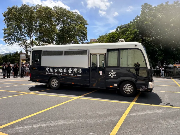 柯文哲坐上看守所囚車，往台北市地方法院方向準備交保。翻攝畫面