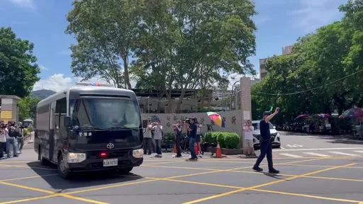 柯P重獲自由倒數!囚車11:56開出台北看守所 小草高喊「阿北,我們等你回來」