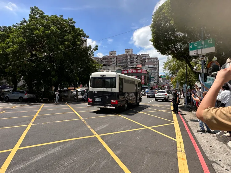 在看守所對街直播的小草們看到阿北的囚車相當地興奮，紛紛高喊「阿北，我們等你」。翻攝畫面