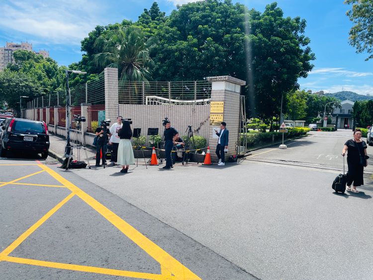 引頸柯P交保！台北看守所數十名「小草」對街直播　土城警安全守護直到囚車離開