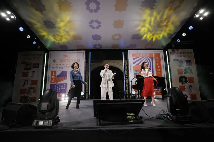 馬毓芬（右起）、丁曉雯和范怡文臨時合唱《風中的早晨》。中山堂廣場音樂節提供