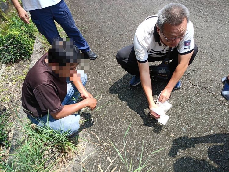 騎士搶奪皮夾！被害人拉不住嫌犯遭拖倒　屏警2小時內逮到嫌犯