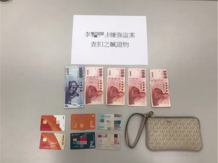 被搶皮夾內有個人證件及現金1400元。翻攝畫面