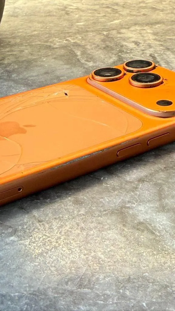 橘色的Pro可見許多傷痕。翻攝自X