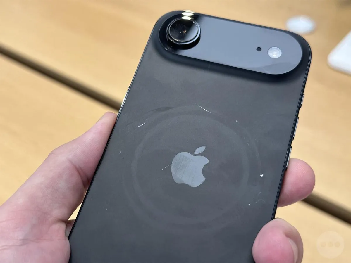 iPhone Air似乎也难逃刮伤命运。翻摄自X