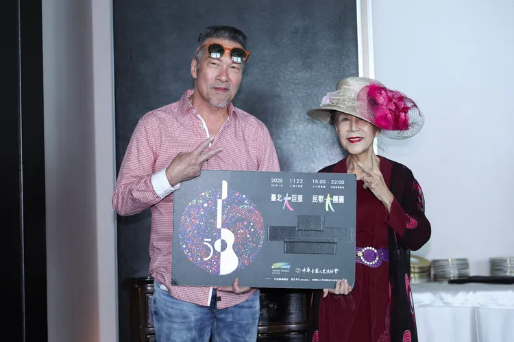 「金曲小姐」洪小喬與黃仲崑開心同台。娛樂中心攝