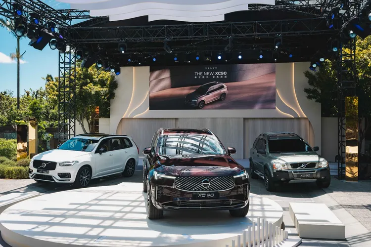 Volvo 小改款 XC90 國內導入三種車型編成，售價分別為XC90 B5 AWD Plus 295.6 萬元、B5 AWD Ultra 337.1 萬元，以及 T8 AWD Plug-in Hybrid Ultra 377.6 萬元。業者提供