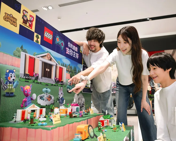 樂高「尋找最小NPC探險」邀請大小朋友化身遊戲裡主角，挑戰五大經典遊戲沉浸式關卡。業者提供